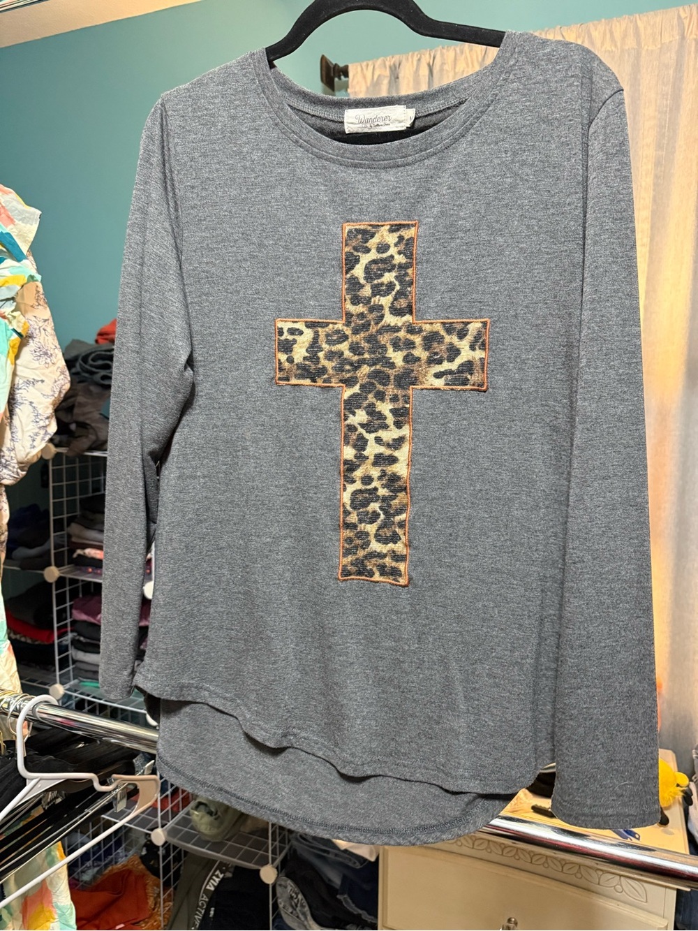 Wanderer Collection 18 Gray Leopard Cross Long Sleeve